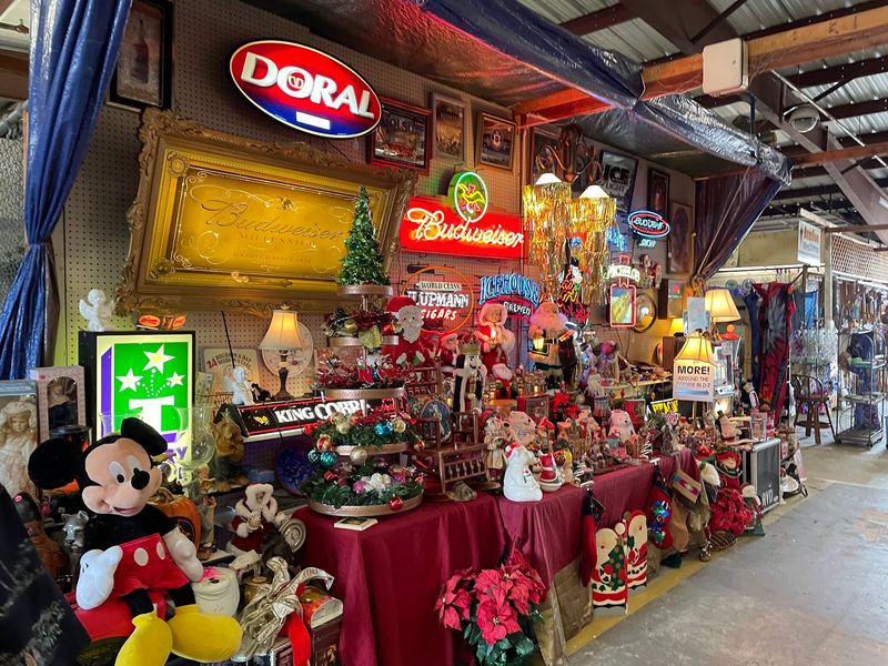 The Market Spans A Massive Footprint With Over 100 Vendors The Market Spans A Massive Footprint With Over 100 Vendors