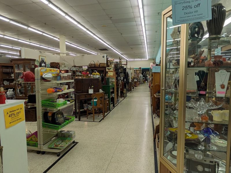 Welcome to Antiques and Uniques in Wickliffe