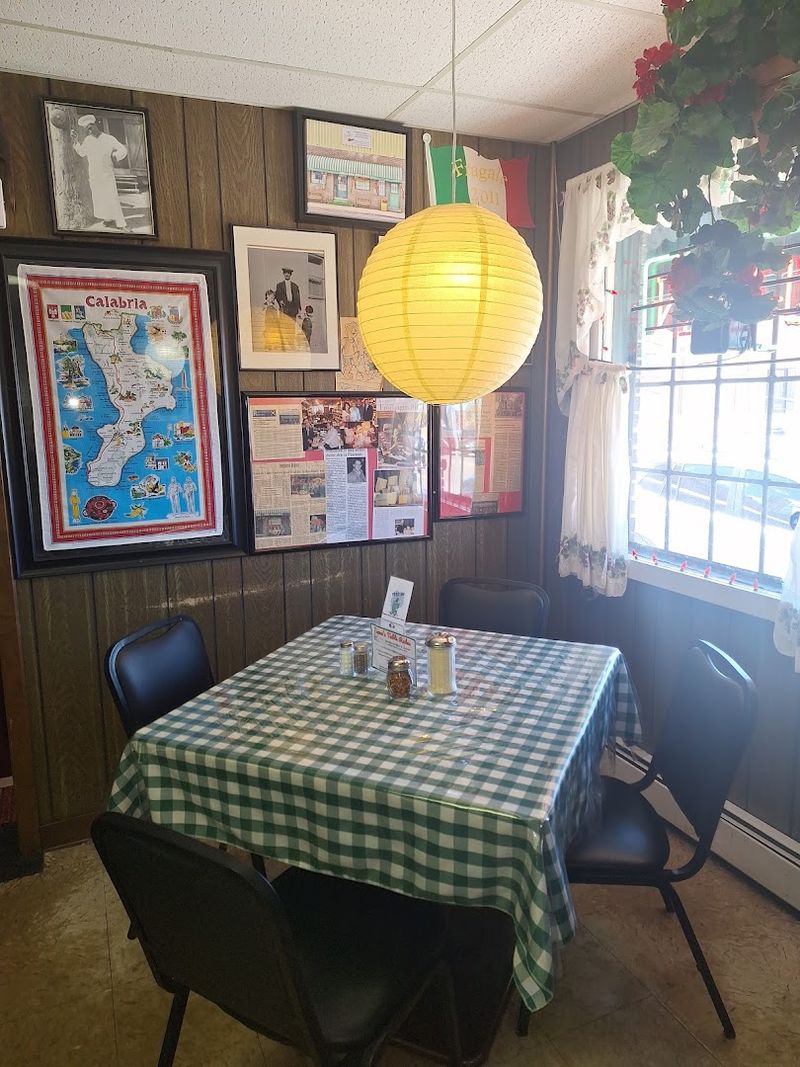 Small Tables, Big Impressions, Zero Pretension