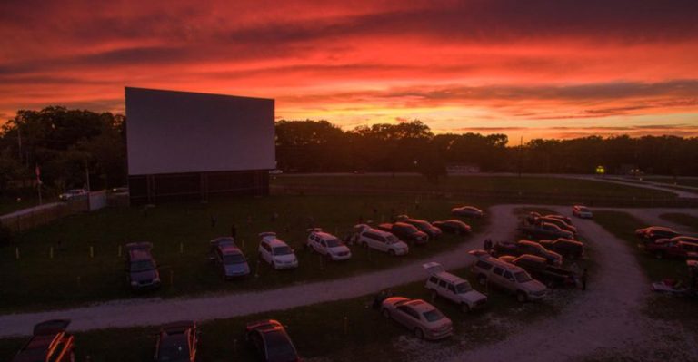 The Minnesota Drive-In Theater That Keeps The Magic Of Old Hollywood Alive