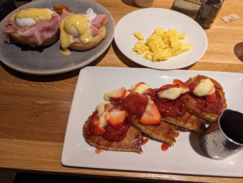 Breakfast and Lunch Hours Make It a Full-Day Destination