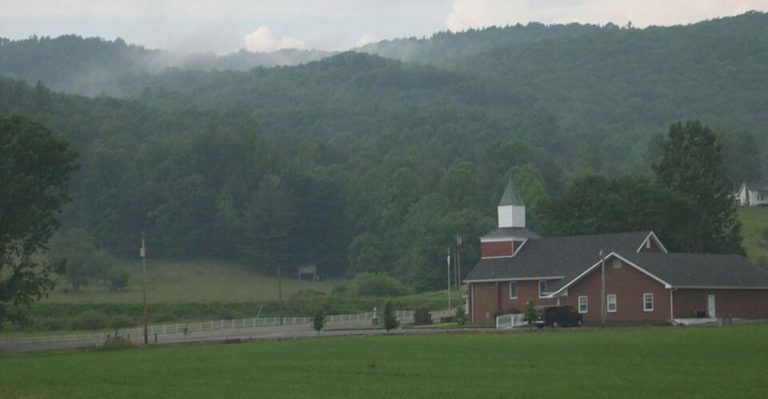 The Most Peaceful Little Valley Town In Tennessee Is Hiding In Plain Sight