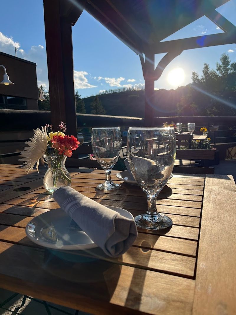 The Mountain Setting That Makes Dinner Feel Like An Event