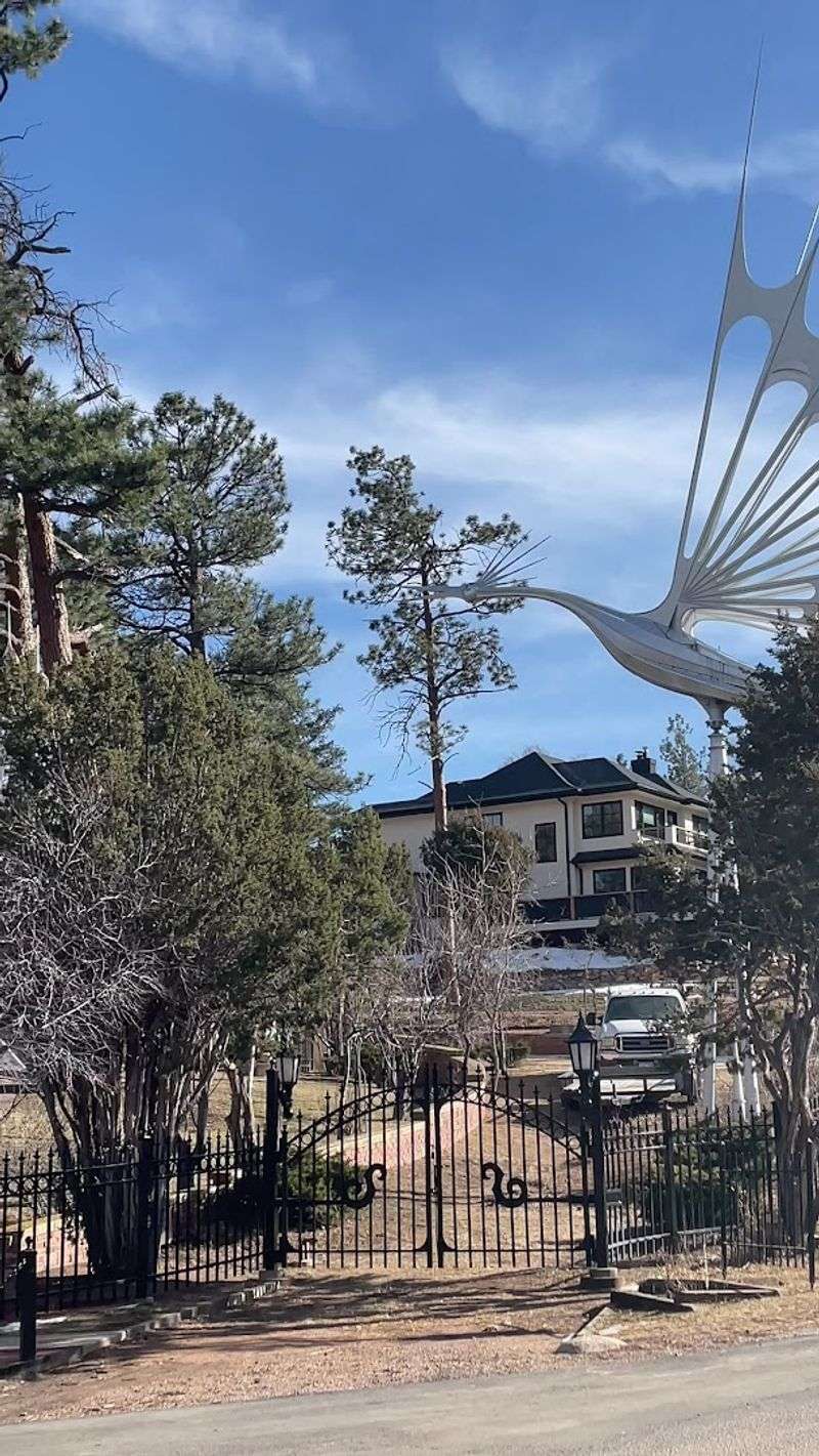 The Neighborhood That Surrounds The Sculptures