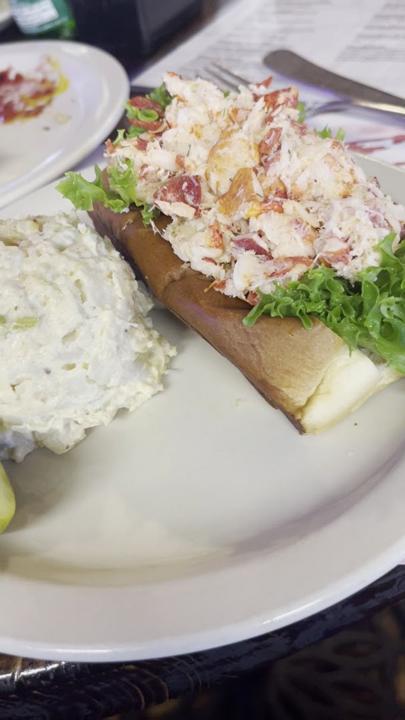 The Lobster Roll Holds Its Own