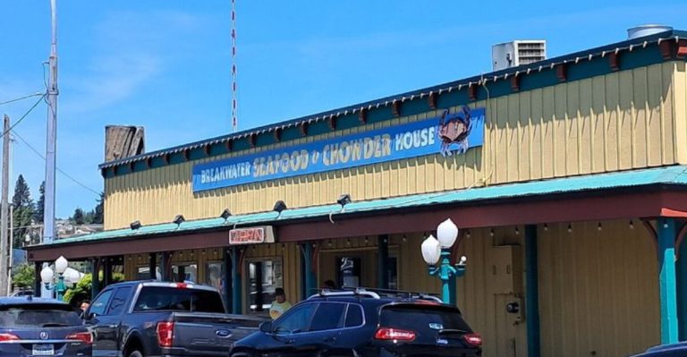 The No-Frills Washington Chowder House Serving Bowls So Good, People Drive The Coast For Them