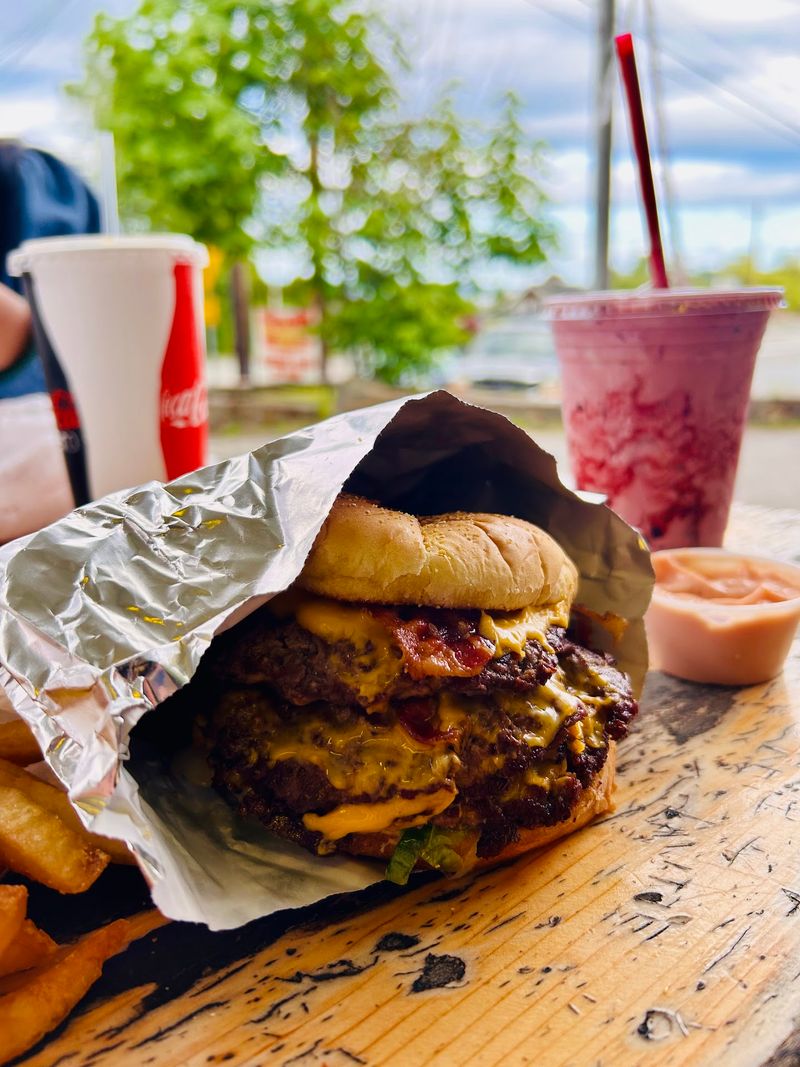 The One-Pound Super Burger Everyone Talks About