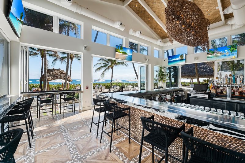 Al Fresco Dining With Live Entertainment Right On The Beach