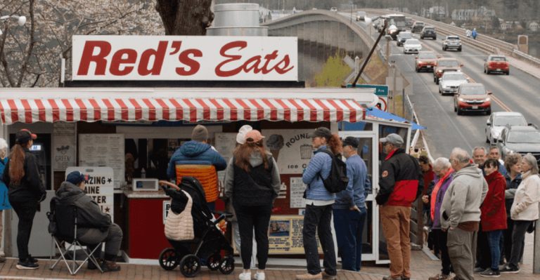 The Real Lobster Roll Capital Of Maine Isn’t Where You’d Expect