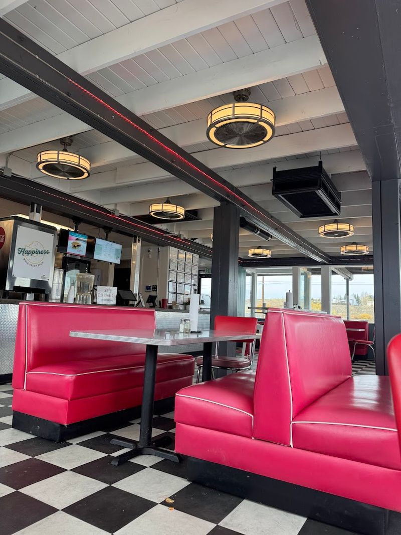 The Retro Atmosphere That Makes Every Booth Feel Like A Time Capsule The Retro Atmosphere That Makes Every Booth Feel Like A Time Capsule