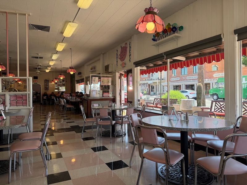 The Retro Interior That Feels Like A Time Capsule