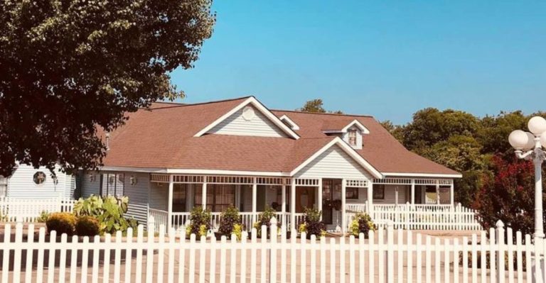 The Retro Oklahoma Diner Still Dishing Out An All-You-Can-Eat Spread Just Like The Old Days