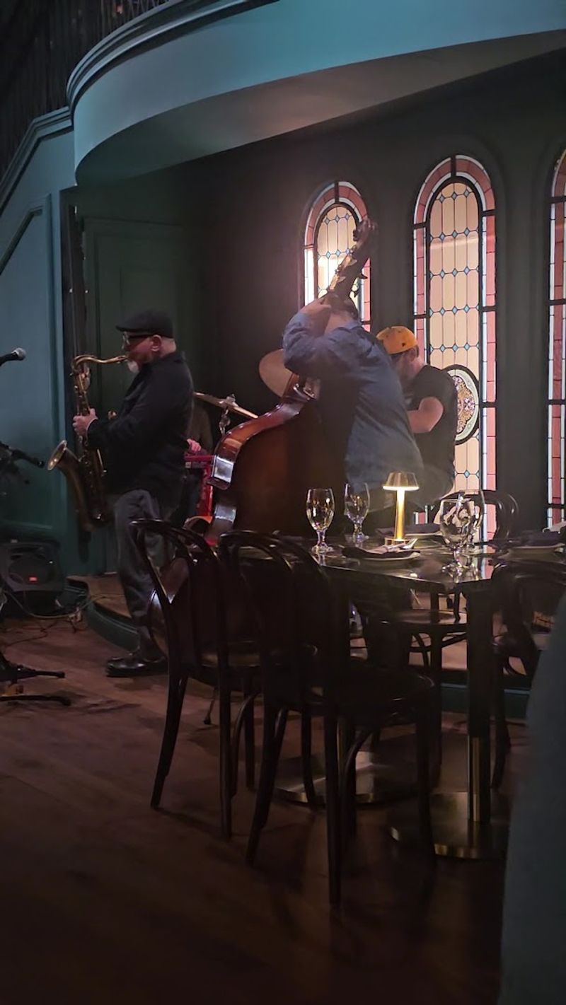 Live Music Turns Dinner Into An Experience