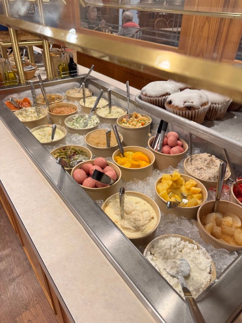 The Salad Bar That Actually Earns Its Reputation