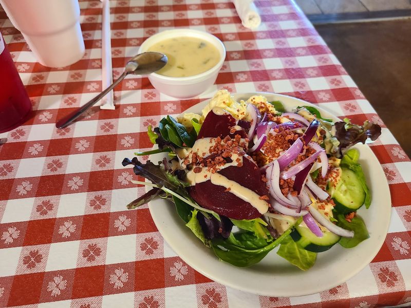 The Salad Bar That Earns Its Own Spotlight