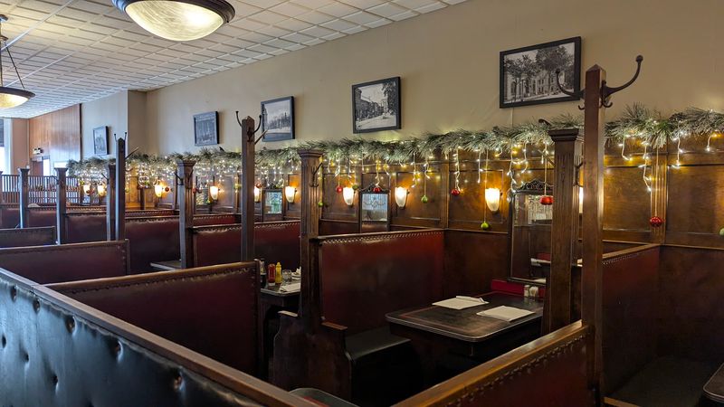 The Saratoga Restaurant, Warren