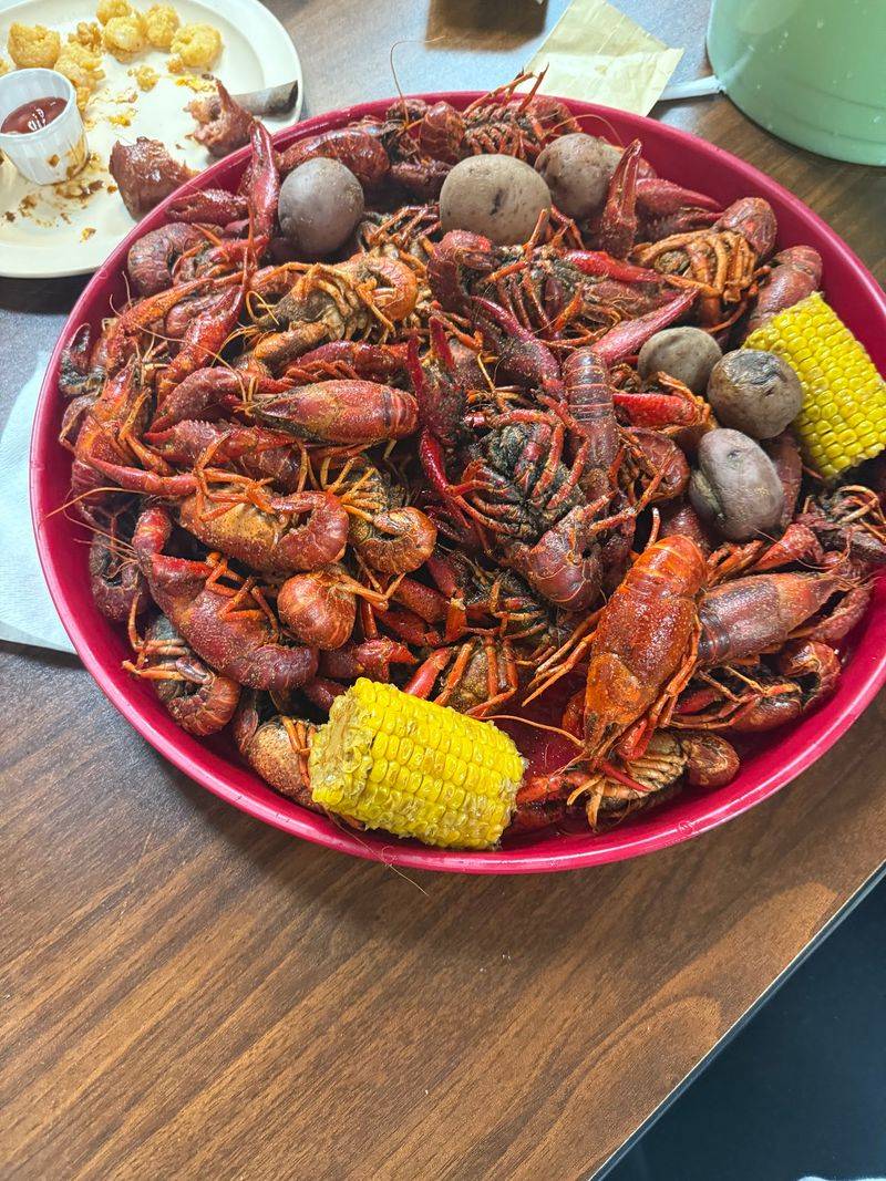 The Seafood Buffet That Earns The Drive