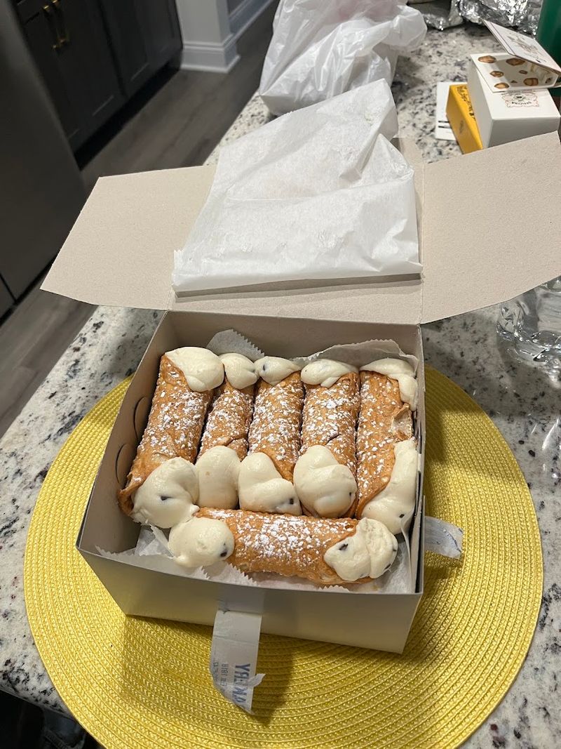A Cannoli That Commands Respect