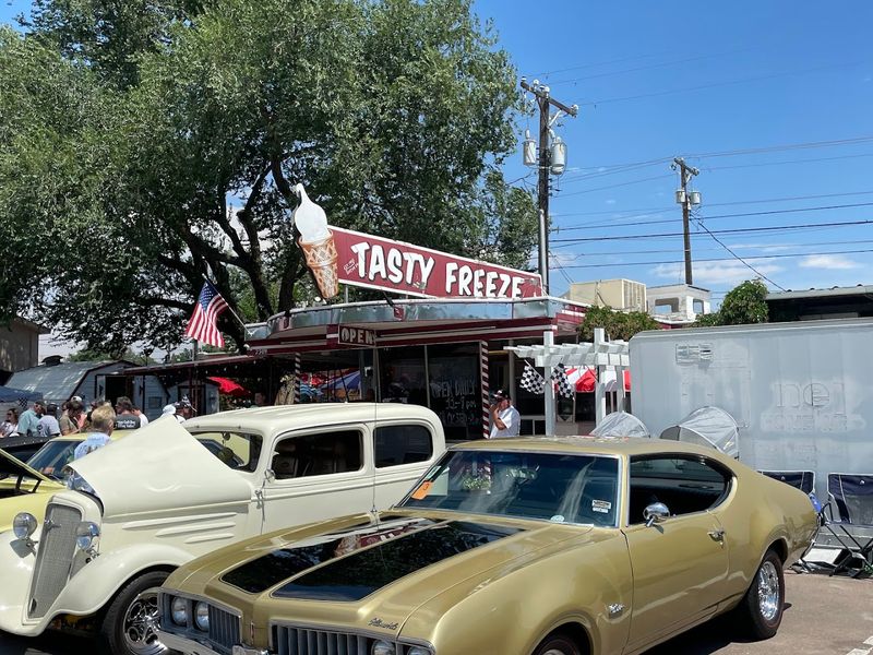 Pulling In: The Arrival Scene At North Weber Street