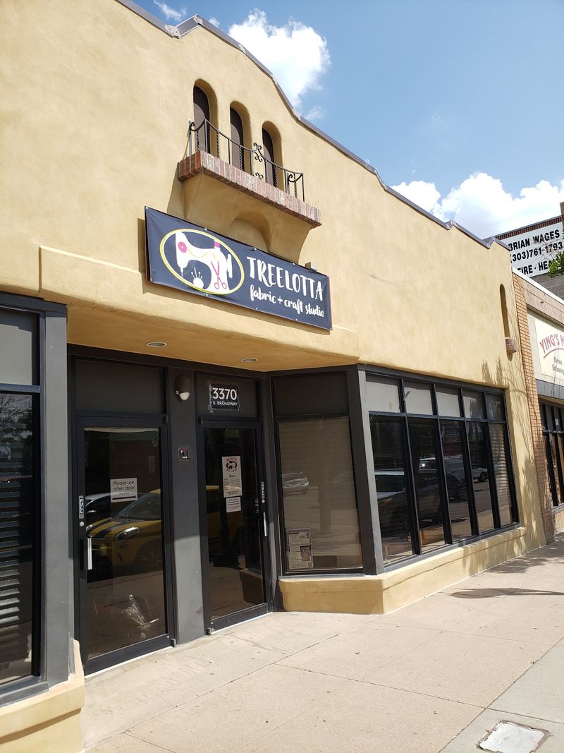 The South Broadway Storefront That Ends The Debate