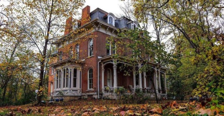 The Spooky Illinois Ghost Tour Locals Call The Scariest Night Walk In Town