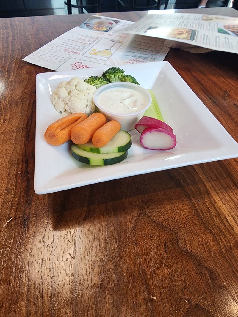 The Complimentary Veggie Platter That Starts Every Meal