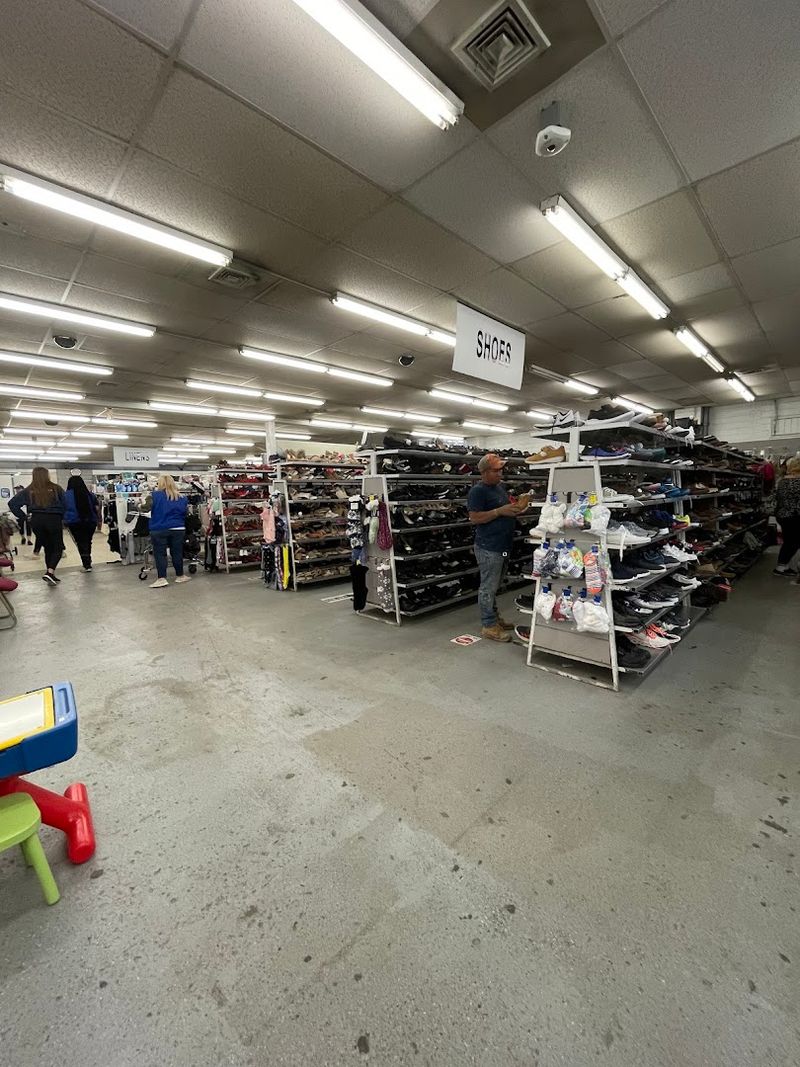 Operating Hours Give Shoppers Plenty of Time to Browse