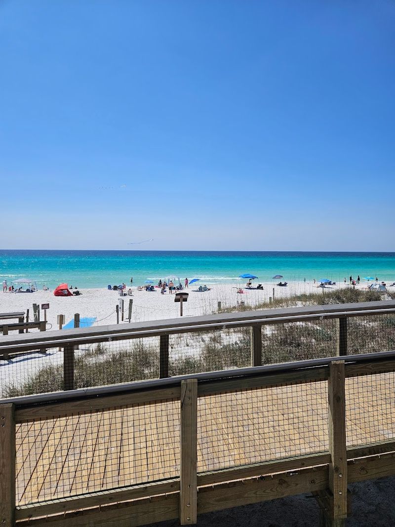 The Emerald Water Color That Earns Its Name