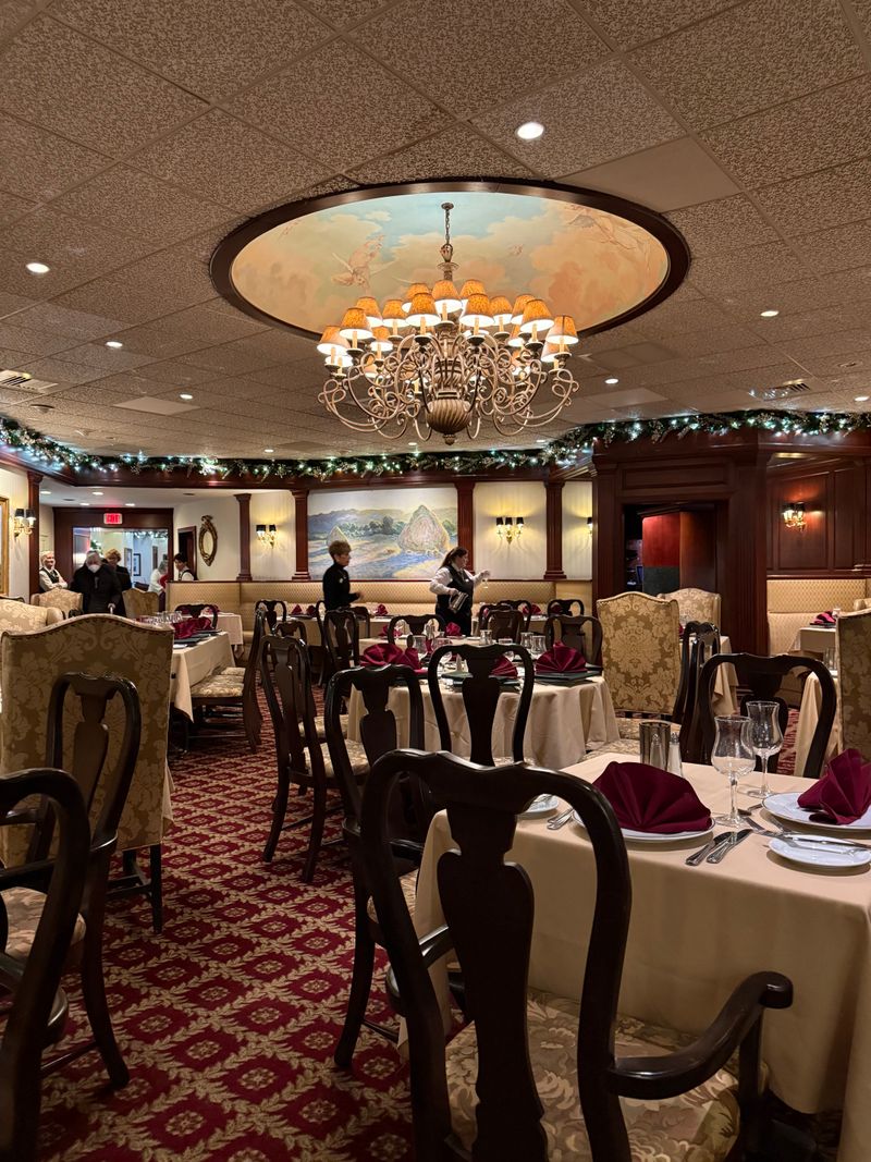 Servers Deliver Old-School Professional Service