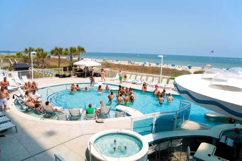 The Swim-Up Pool Bar That Sets the Mood