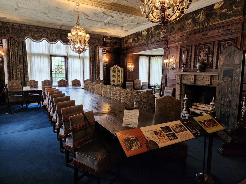 Guided Tours for Deeper Understanding