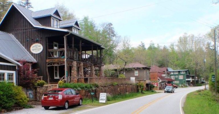 The Tiny Georgia Lake Town Where Life Still Moves At A Sunday Pace