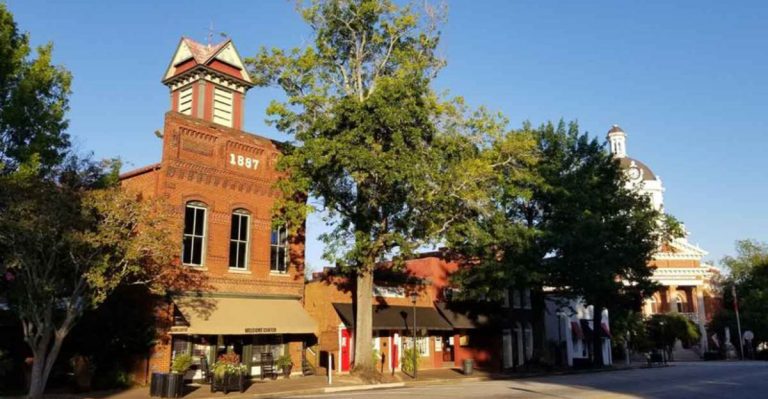 The Tiny Georgia Town Where Every Porch Still Has A Rocking Chair