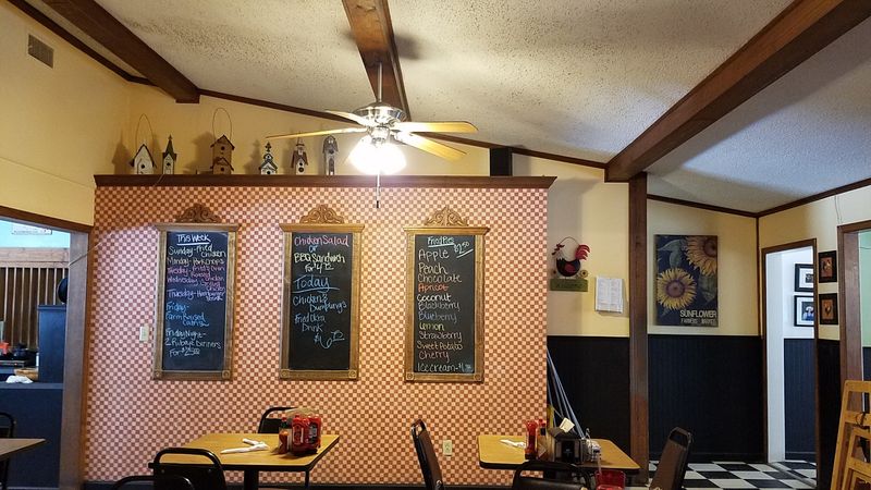 The Reason This Tiny Diner Keeps Winning Over First-Time Visitors