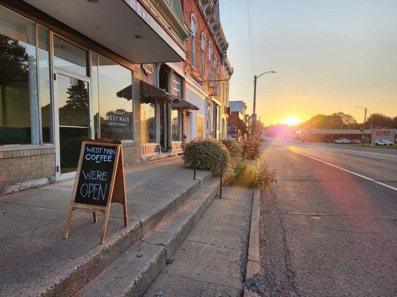 West Main Coffee & Books, Toulon