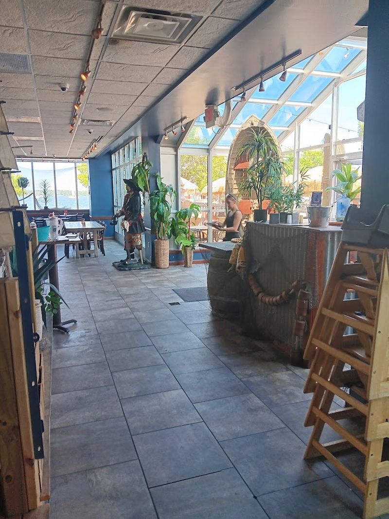 A Tropical Theme That Actually Works