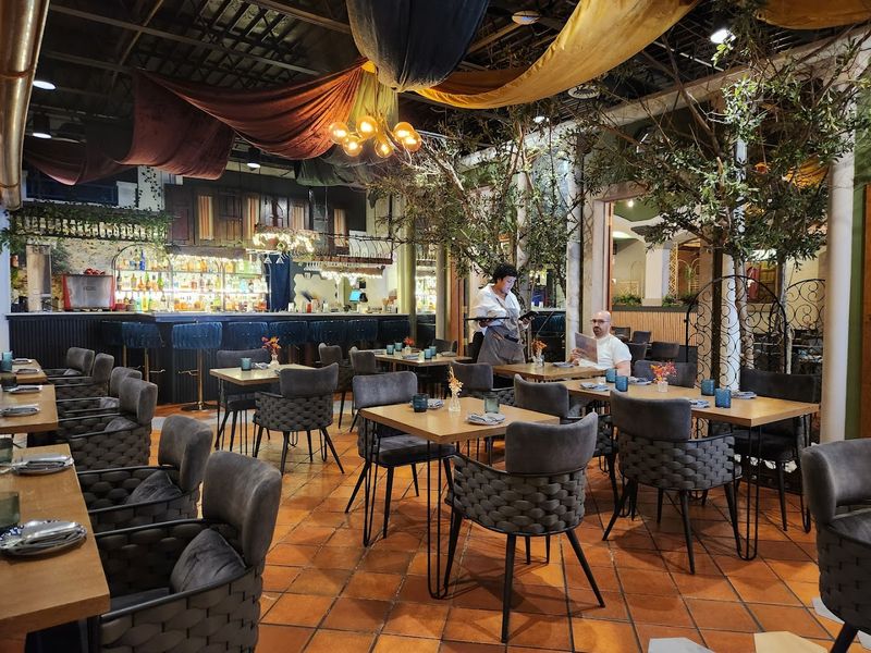 The Weekend Brunch That Deserves Its Own Calendar Event