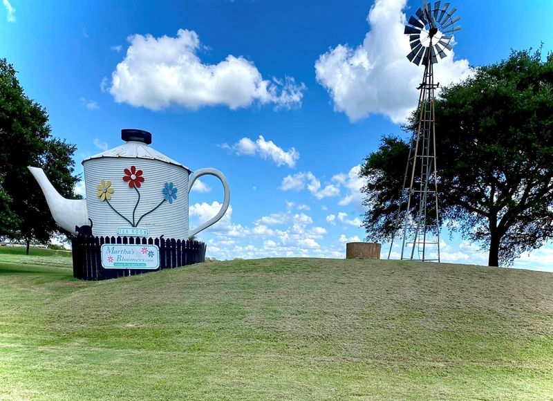 The World's Largest Teapot Is Waiting For Its Close-Up The World's Largest Teapot Is Waiting For Its Close-Up
