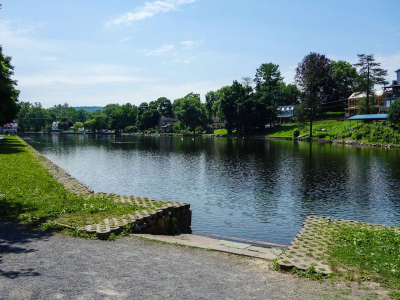 A Park That Wraps Around the Water