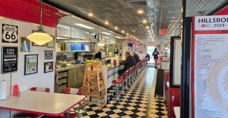 These 14 Ohio Diners Keep The Spirit Of The 1950s Alive (And We Love It)