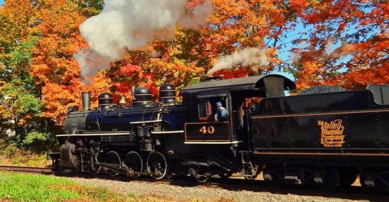 These Connecticut Train Rides Reveal The State’s Most Colorful Fall Landscapes