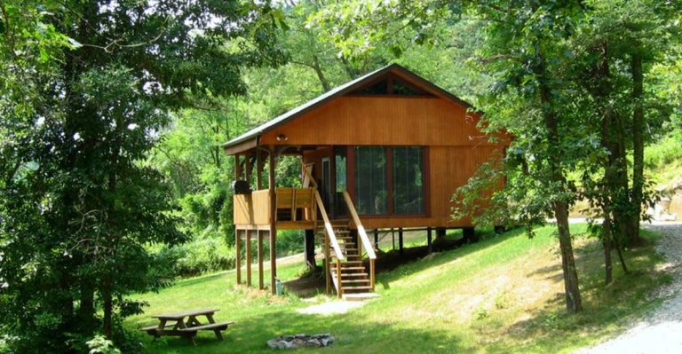 These Couples-Only Ohio Cabins Come With Hot Tubs, Fireplaces, And Serious Quiet