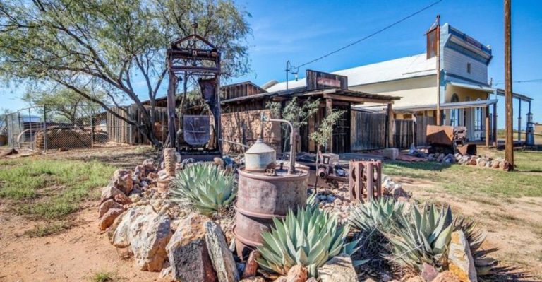 These Ghost Towns In Arizona Are Extra Eerie Around Halloween