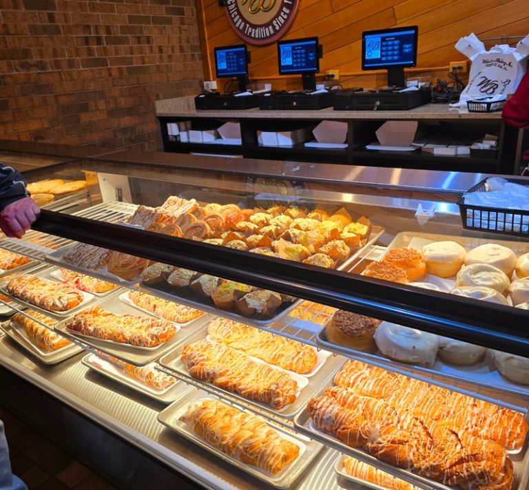 These Iconic Illinois Bakeries Are Serving Fresh Donuts, Bread, And ...