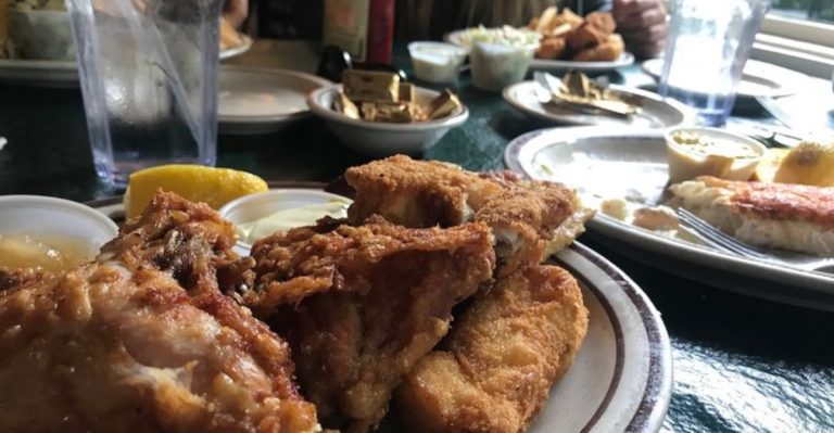 These Illinois Buffets That Locals Say Fry Up Chicken Just The Way It Should Be