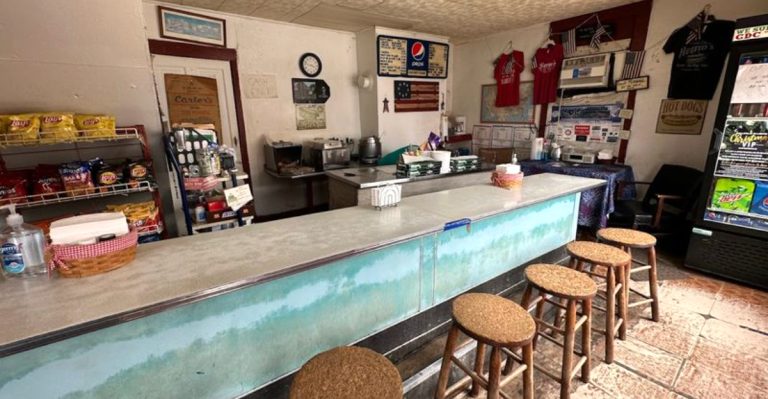These Ohio Hot Dog Stands Haven’t Changed Since The 1970s, And That’s The Point