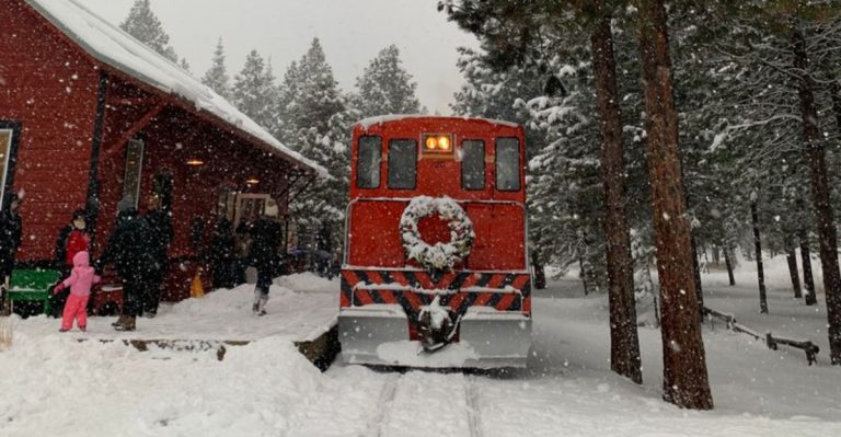 These Oregon Winter Train Rides Feel Straight Out Of A Holiday Storybook