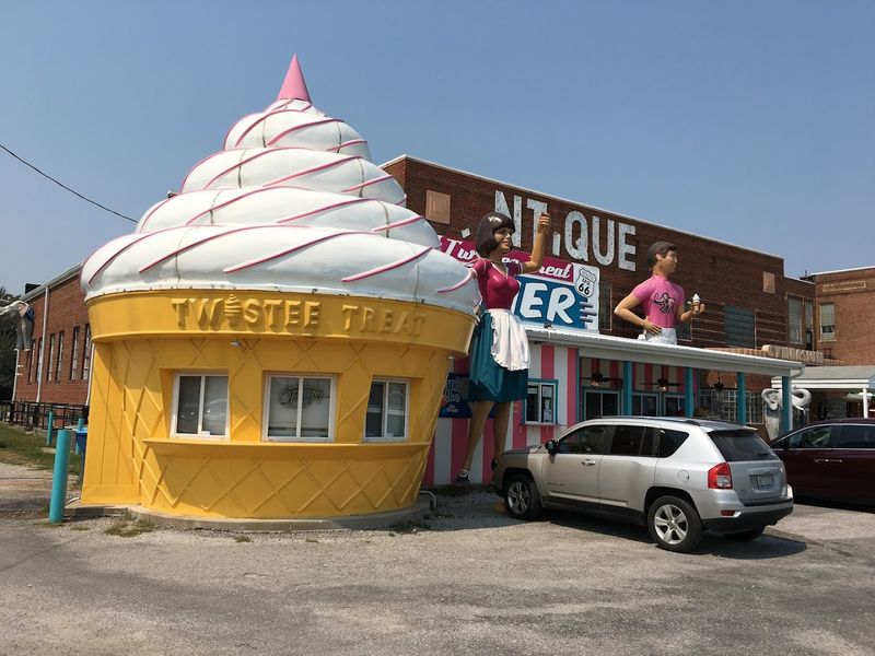 Pink Elephant Antique Mall, Livingston