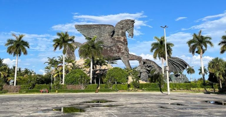 This 110-Foot Pegasus Statue In Florida Is Too Weird For Words