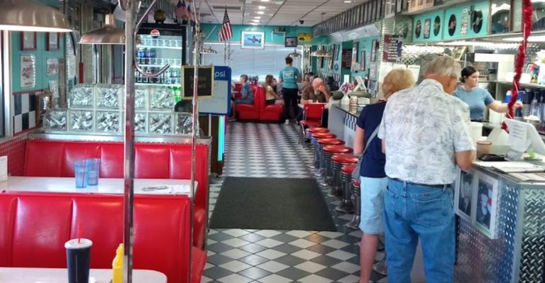 This 1950s-Style Ohio Diner Feels Like A Delicious Little Trip Back In Time